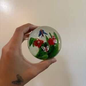 Glass Paperweight with Flower and Two Butterflies Art Vintage
Stunning Art